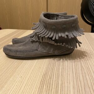 Minnetonka Boots Womens 8 Fringe Ankle Booties Gray Suede Casual Side Zip Flat